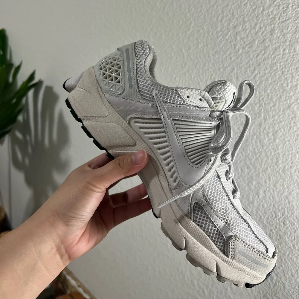 NIKE Zoom Vomero 5 Sneakers - Picture 4 of 12